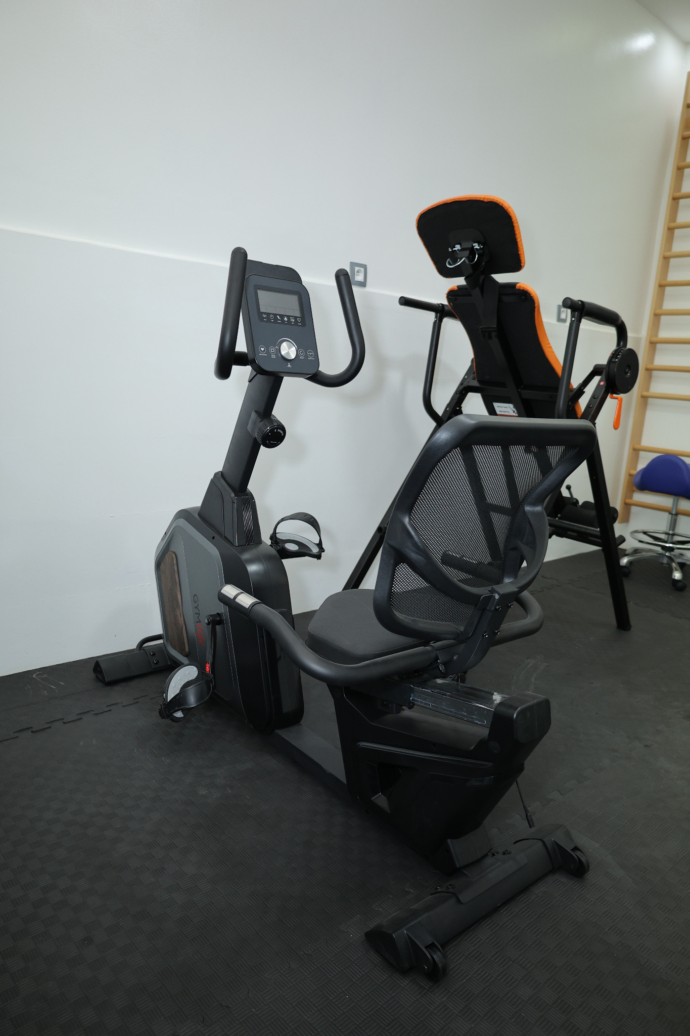 Espace de rééducation avec vélo semi-allongé et matériel d'exercice